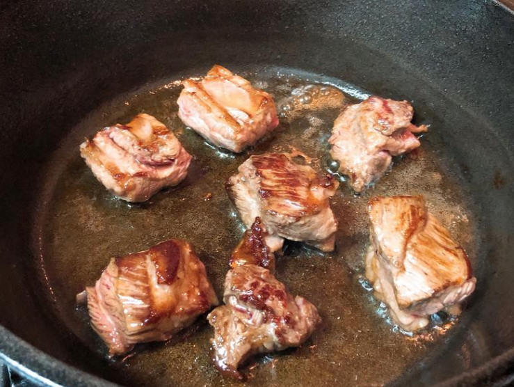 马铃薯炖肉,煎完牛肉的锅子～千万不要洗。锅子裡的油脂很正点
