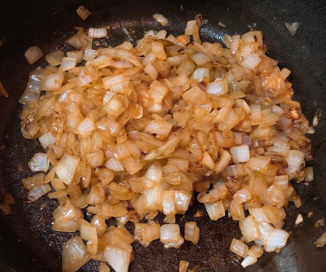 马铃薯炖肉,洋葱变成透明状才会有甜味出现图中是轻微焦糖化的洋葱～如果要继续炒焦糖化也可以！
只是同时我的红萝卜跟马铃薯要捞起来了，所以我就只炒到这步骤而已！