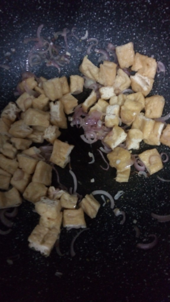 炒绿豆芽,红葱头炒大约2～3分钟，把豆腐卜放入。