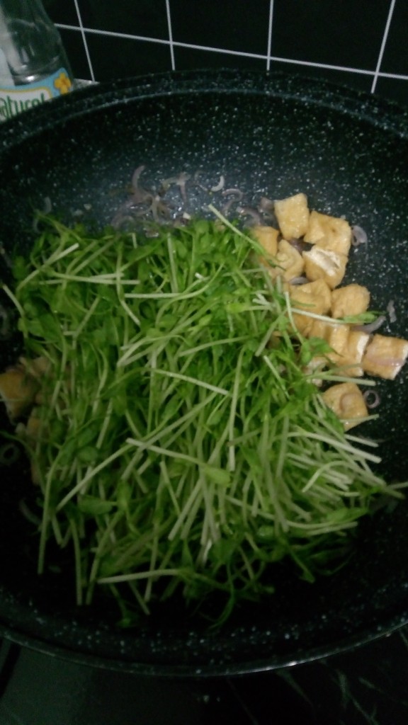 炒绿豆芽,放入绿豆芽，炒至软。