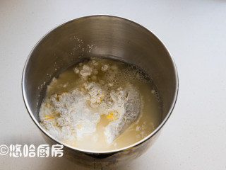 大列巴,酵母用40克低于手温的水溶解开，把除了黄油、果干之外的材料全部放入搅拌缸中，蛋液用了一个蛋黄加蛋清共计75克，余下的蛋黄和蛋清用来刷面用。