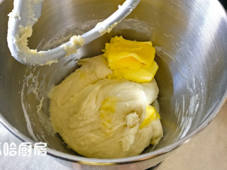 大列巴,面团用慢速搅匀成团，中速搅拌6分钟后加入软滑的黄油，先用慢速搅拌3分钟，再用中速继续搅拌。
