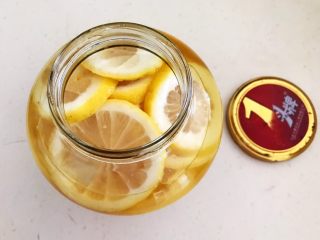 蜜渍柠檬皇菊茶,把所有柠檬片都放入瓶中，再加入100ml椴树蜜