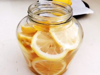 蜜渍柠檬皇菊茶,在瓶中继续加入柠檬片