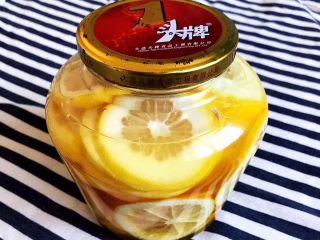 蜜渍柠檬皇菊茶,盖上盖子，放入冰箱冷藏3天（72小时）