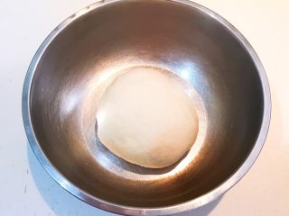 三鲜小馄饨,加入温水和面，边倒边搅拌，揉成光滑的面团，盖上保鲜膜，饧面10分钟