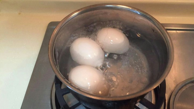 黄金焗虾-芝士焗虾,三个蛋煮熟，煮到十分熟的白煮蛋。