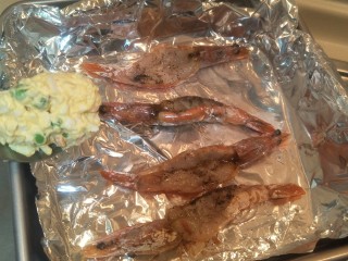 黄金焗虾-芝士焗虾,烤箱上火200°先烤十分钟。把虾烤到半熟后再虾背中加入鸡蛋色拉酱