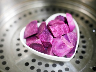 奶香芒果夹心紫薯球,将紫薯上锅大火蒸熟至软烂。