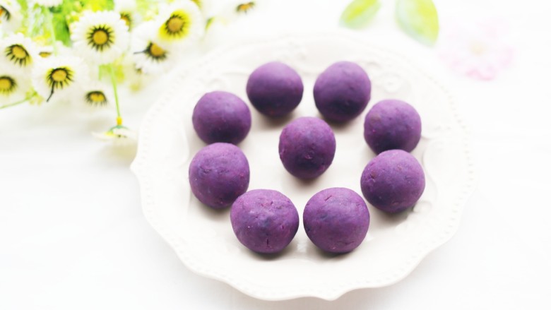 奶香芒果夹心紫薯球,将紫薯搓成大小均等的球状。