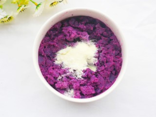 奶香芒果夹心紫薯球,加入奶粉。