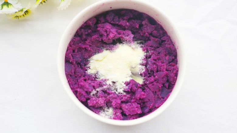 奶香芒果夹心紫薯球,加入奶粉。