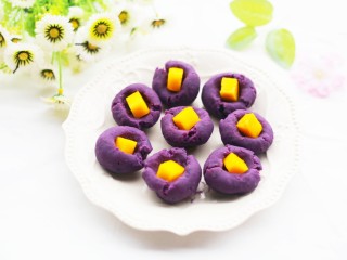 奶香芒果夹心紫薯球,中间放入卷好的芒果。
