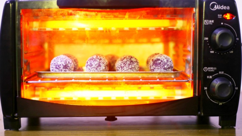 奶香芒果夹心紫薯球,紫薯球放进预热好的烤箱，180℃烤10分钟就OK了~