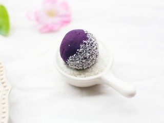 奶香芒果夹心紫薯球,将包好的紫薯滚成球状，表面裹一层椰蓉。