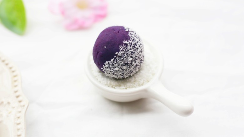 奶香芒果夹心紫薯球,将包好的紫薯滚成球状，表面裹一层椰蓉。