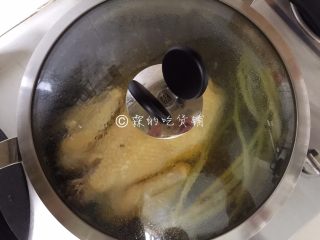 川香麻辣口水鸡,盖上锅盖焖半小时。