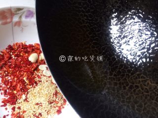 川香麻辣口水鸡,随后把香料捞出不用。