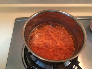 黄金焗虾-芝士焗虾,胡萝卜切丁，水中放入一点盐煮，稍微煮3-4分钟可捞出。