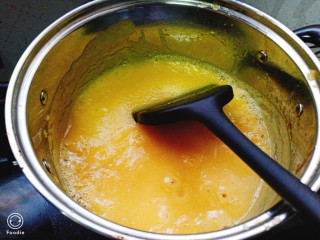 菠萝酱三角包,打好的菠萝倒入锅中，加入30克白糖熬酱，全程小火熬制，要不停的搅拌。