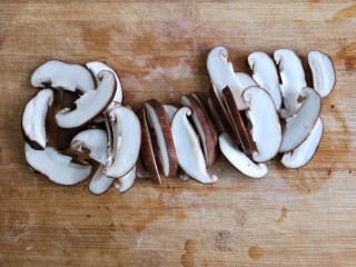 香菇烧腐竹——下饭菜带来的幸福感！,香菇切厚片。