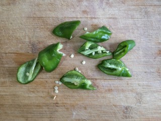 香菇烧腐竹——下饭菜带来的幸福感！,青椒切滚刀块。