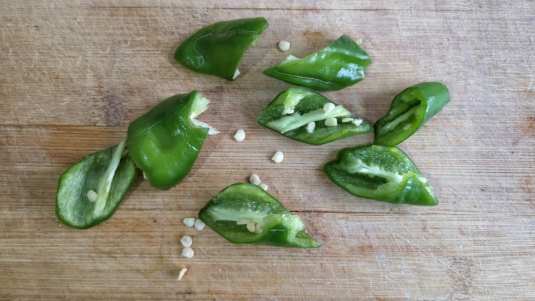 香菇烧腐竹——下饭菜带来的幸福感！,青椒切滚刀块。
