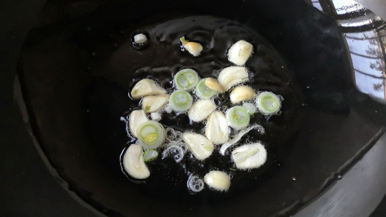 香菇烧腐竹——下饭菜带来的幸福感！,锅中适量油烧热，下葱花蒜片爆出香味。