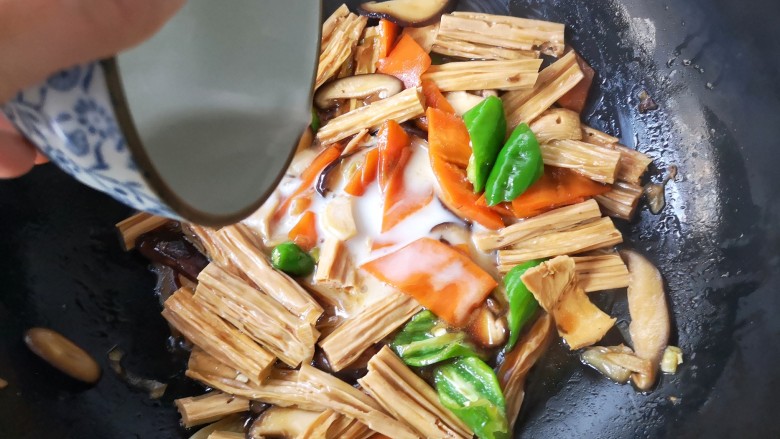 香菇烧腐竹——下饭菜带来的幸福感！,起锅前淋入碗芡。
