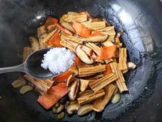 香菇烧腐竹——下饭菜带来的幸福感！,加适量白糖提鲜。