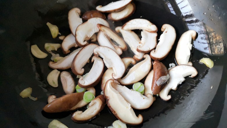 香菇烧腐竹——下饭菜带来的幸福感！,下香菇翻炒。