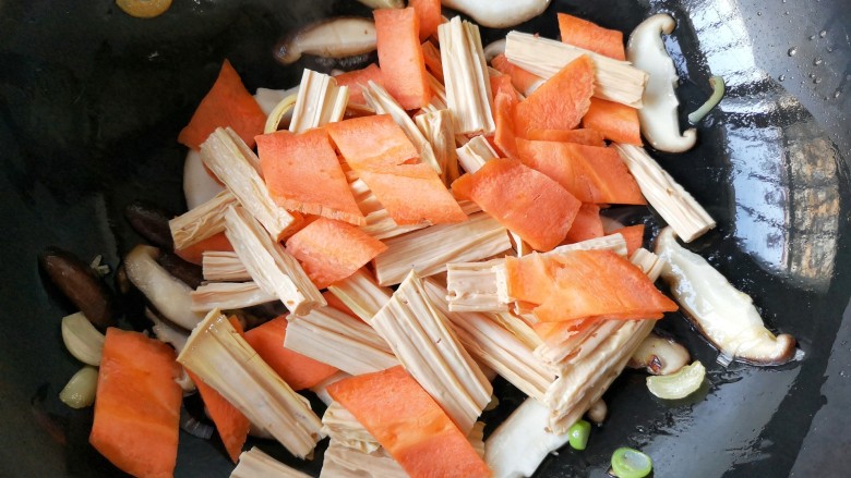 香菇烧腐竹——下饭菜带来的幸福感！,再加入胡萝卜和腐竹。