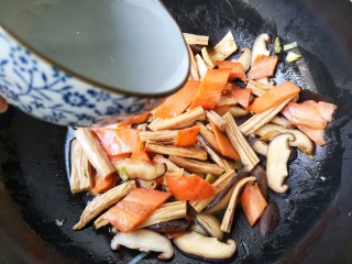 香菇烧腐竹——下饭菜带来的幸福感！,然后加入适量的清水，刚能没过食材即可。