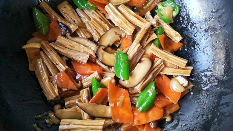 香菇烧腐竹——下饭菜带来的幸福感！,翻炒均匀即可。