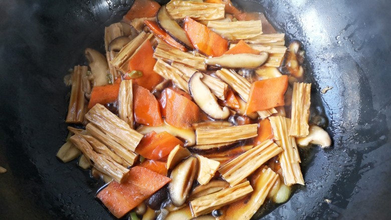 香菇烧腐竹——下饭菜带来的幸福感！,大火煮开后转中火焖7-8分钟。