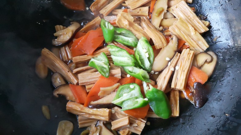 香菇烧腐竹——下饭菜带来的幸福感！,最后加入青椒翻炒断生。
