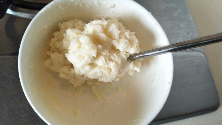 超软拉丝北海道土司（2个）,在低粉中冲入烧开的牛奶后，搅拌均匀，放凉待用。