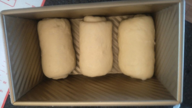 超软拉丝北海道土司（2个）,放入土司盒底部朝下。