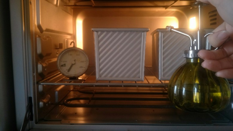 超软拉丝北海道土司（2个）,发酵的时候时不时的往烤箱喷上水帮助发酵