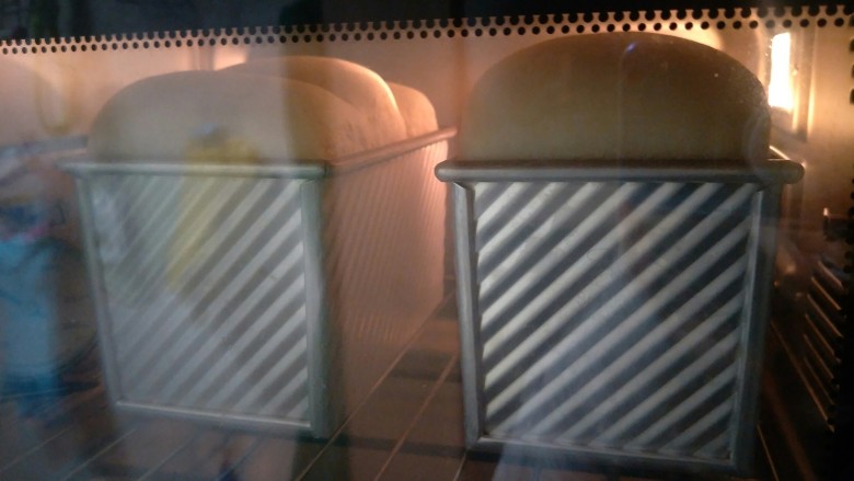 超软拉丝北海道土司（2个）,烤箱上火140°，下火220°，烤半个小时。