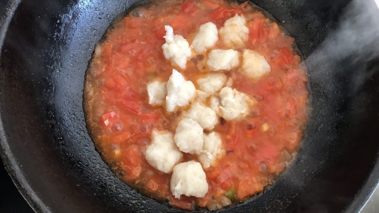 茄汁鱼丸,煮至沸腾后放入鱼丸