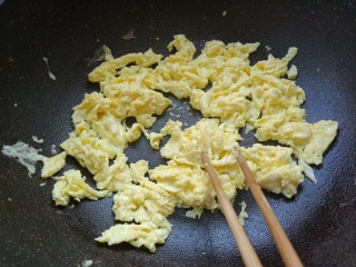 鸡蛋虾皮韭菜饺子,起锅烧油，下蛋液炒散
