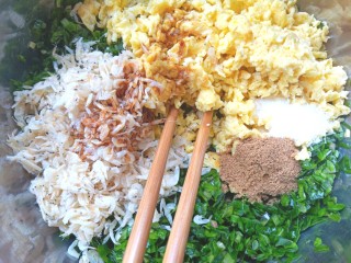 鸡蛋虾皮韭菜饺子,在放入炒好的鸡蛋，虾皮，五香粉，盐，味精搅拌均匀