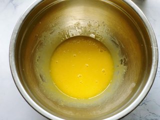 豆沙馅铜锣烧,蛋白和蛋黄分离，在蛋黄里加入10克细砂糖和10克蜂蜜，用手动打蛋器搅打均匀，再加入20克玉米油打至完全融合。