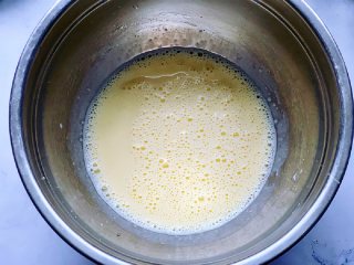 豆沙馅铜锣烧,接着分次加入牛奶顺着一个方向搅拌均匀，边倒牛奶边搅匀。