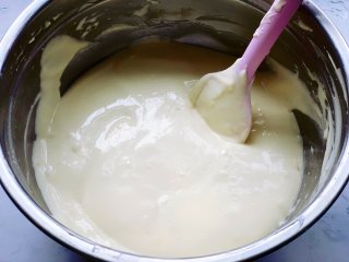 豆沙馅铜锣烧,将打好的蛋白霜分两次加入到蛋黄糊里，面糊搅拌均匀呈细腻的状态。