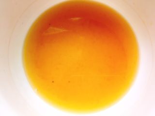 浇汁丸子,蒸出来的汤汁倒到一碗里，备用