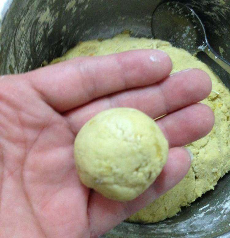 红薯糯米饼,手心抹一点食用油防粘，取约20克的面团搓成小球