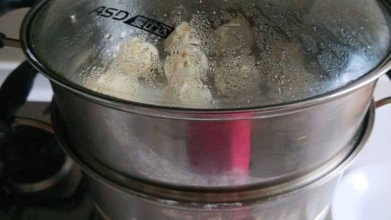 儿童小笼包  新文美食,冷水开锅蒸15分钟即可，关火后不要马上开锅盖，等两三分钟后打开，这样包子不会收缩。