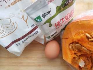 黄灿灿的奶香南瓜饼，你感受到春的气息了吗？,准备好所有食材。鸡蛋